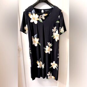 REITMANS VNECK FLORAL PATTERN DRESS SIDE POCKETS